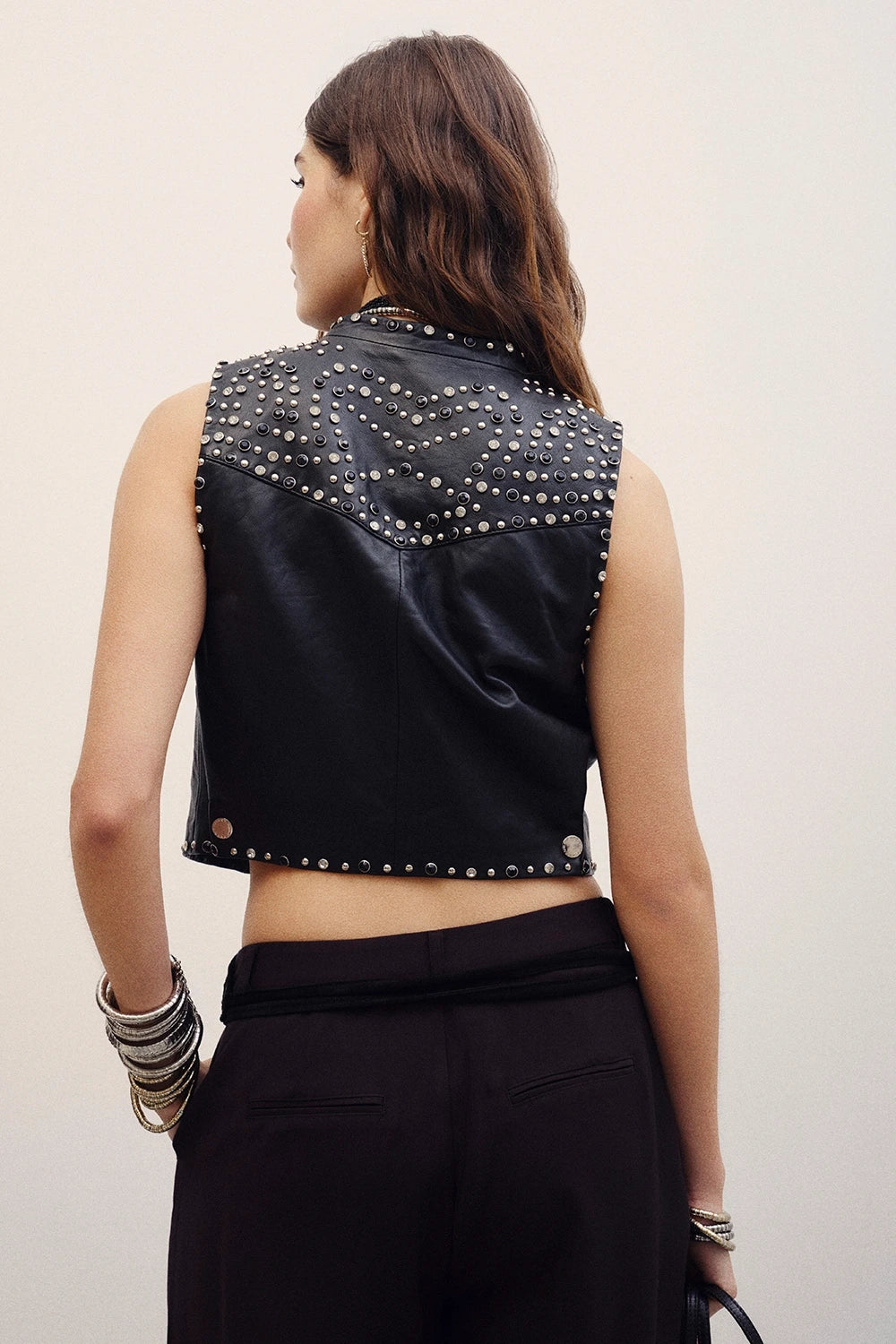 chaleco studs cuero