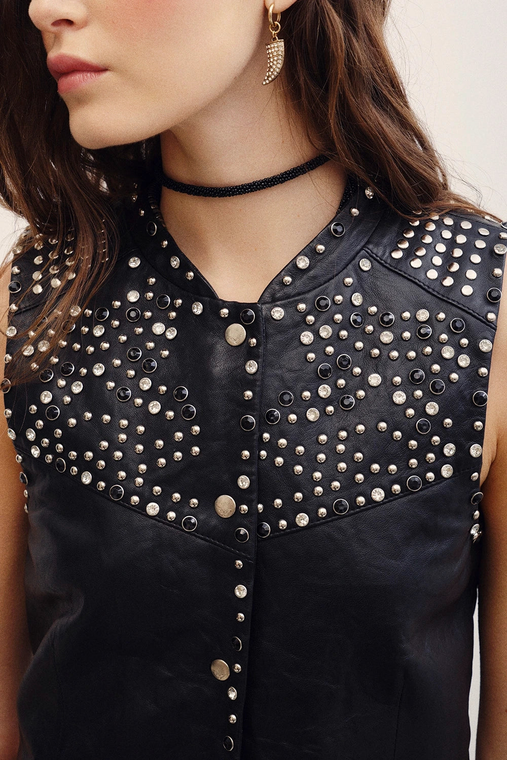 chaleco studs cuero