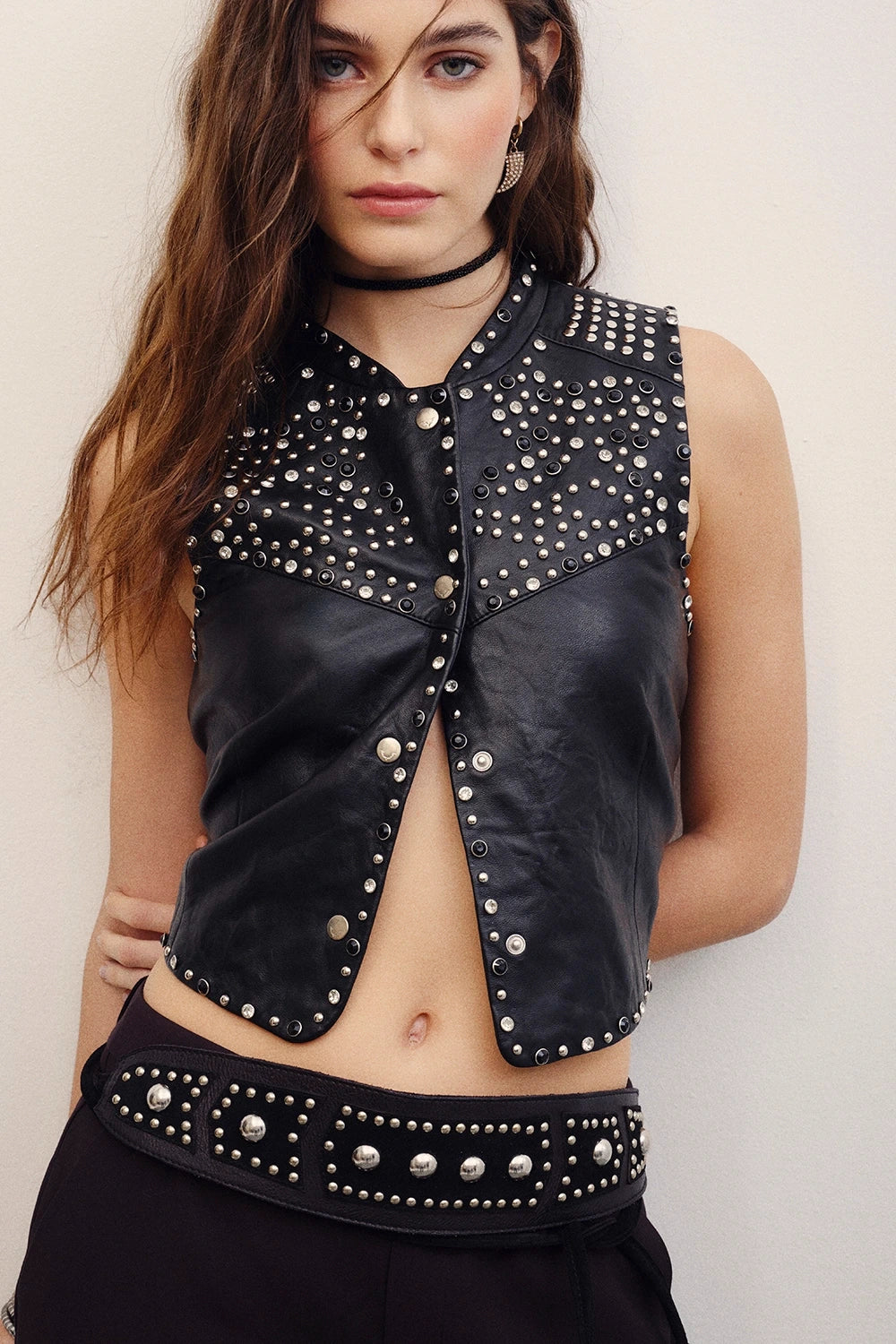chaleco studs cuero