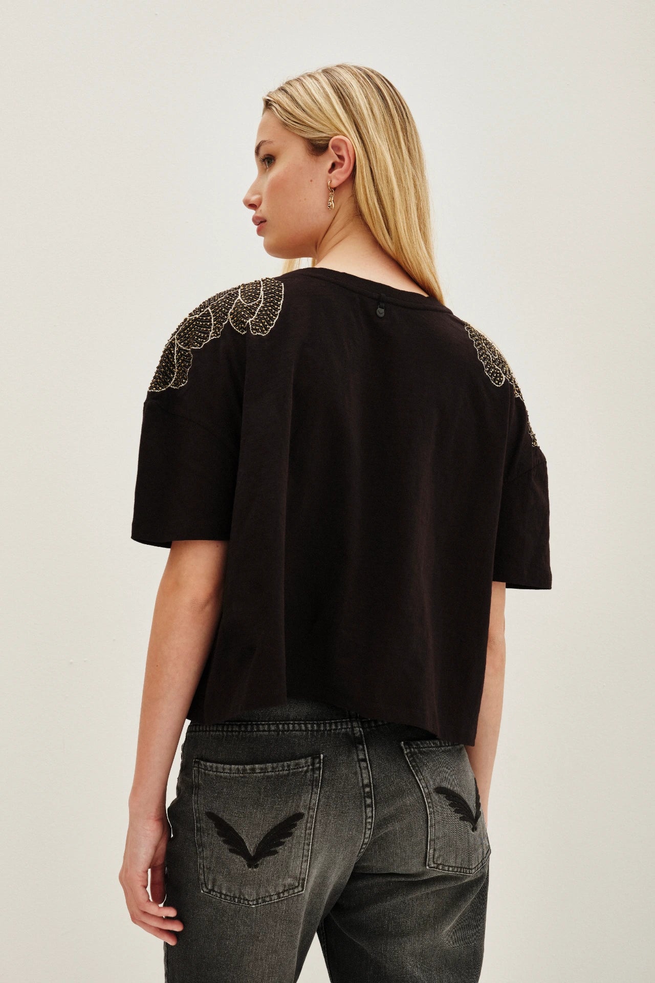 REMERA FEATHER