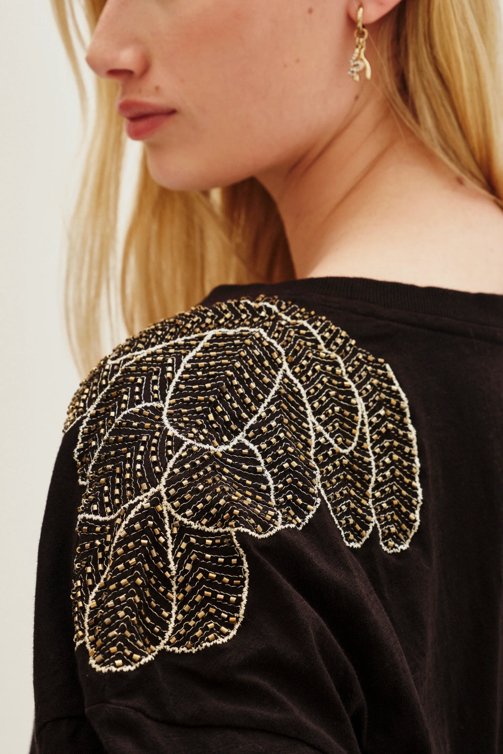 REMERA FEATHER
