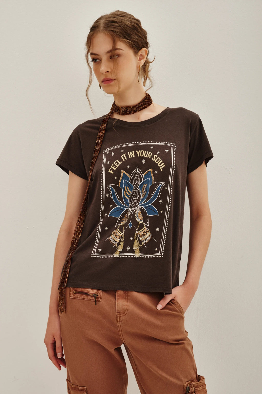 REMERA MUDRA HANDS