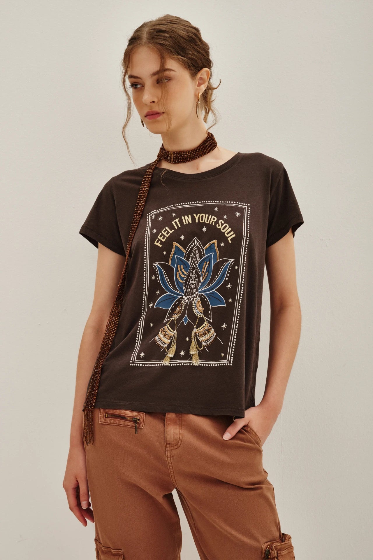 REMERA MUDRA HANDS