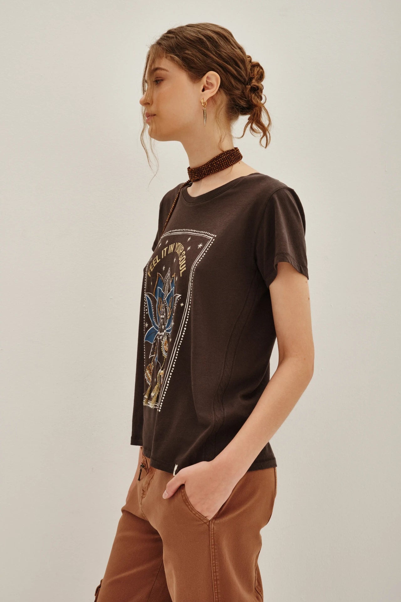 REMERA MUDRA HANDS