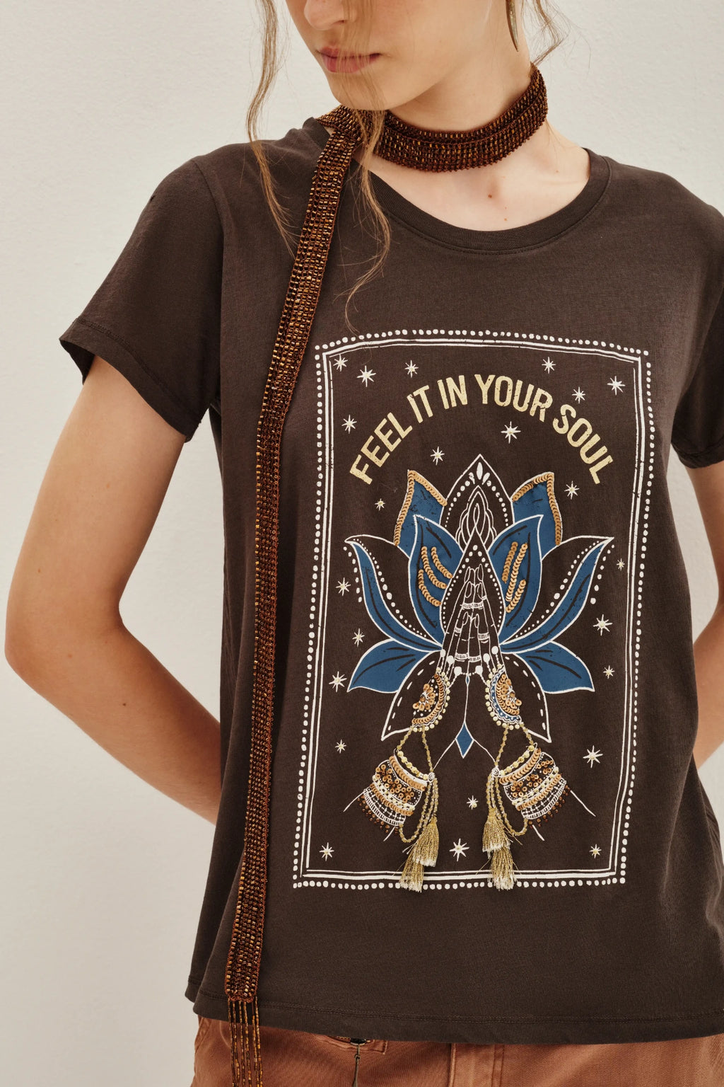 REMERA MUDRA HANDS